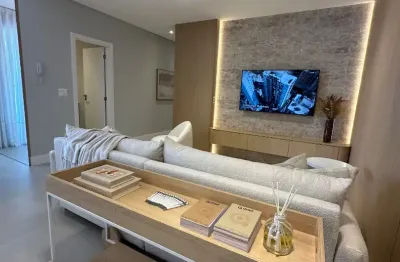 Apartamento tipo showroom com 3 suítes e 4 vagas em meia praia- itapema