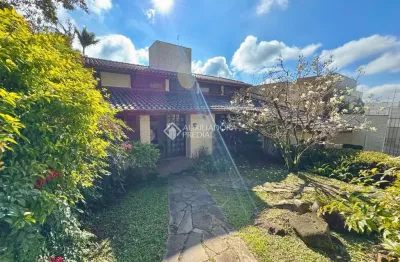 Casa com 4 quartos à venda na rua joão bastian, 94, três figueiras, porto alegre, 270 m2 por r$ 1.890.000