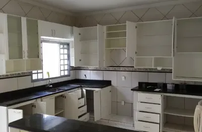 Casa no sibipiruna, bem localizada, funcional, segura e confortável.