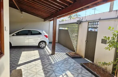 Casa na região central de araguari, localizada no bairro rosário
