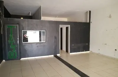 Cômodo comercial com sala ampla, dois banheiros, fácil acesso.