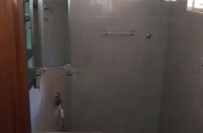 Casa no centro de araguari, ótima localização, três quartos, um suíte.