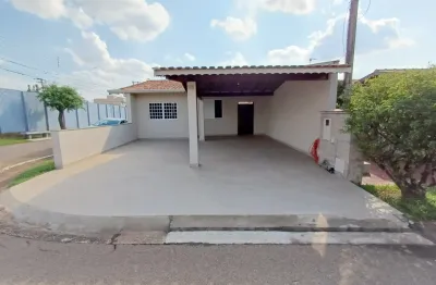 Casa à venda em condomínio com 3 quartos, 1 suíte, 4 vagas perto do supermercado pague menos em araras sp