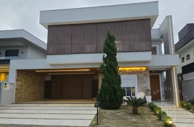 Sobrado com 4 suítes, 340m² em condomínio fechado no jardim do golfe