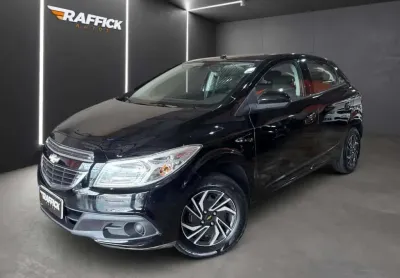 Chevrolet Onix HATCH LT 1.0 8V FlexPower 5p Mec.  - Preta - 2013/2013