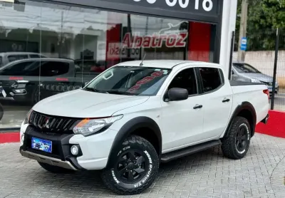 Mitsubishi l200 triton 2023 2.4 16v turbo diesel outdoor gls cd 4x4 automático