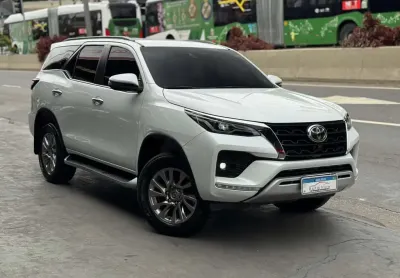 Toyota Hilux SW4 SRX 4X4 2.8 TDI DIES. AUT.