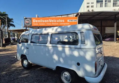 Kombi zerada com baixo km.tem manual pneus novos com todos os bancos.