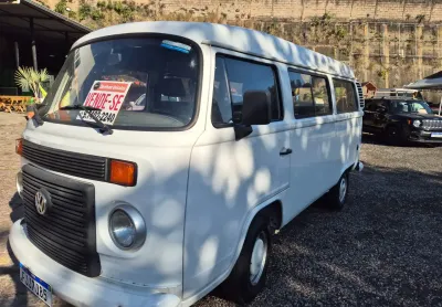 Kombi zerada com baixo km.tem manual pneus novos com todos os bancos.