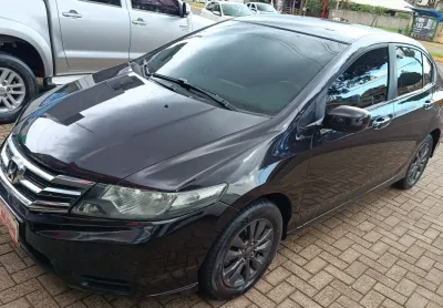 Esse carro esta bem conservado muito confortavel o carro certo pra vc 