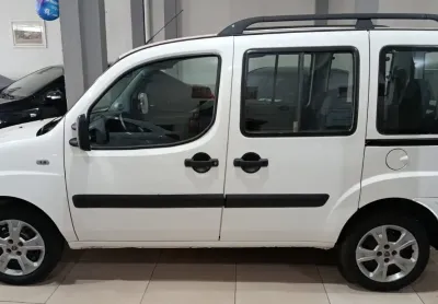 Esse carro é muito espaçoso sete lugares muito confortavel