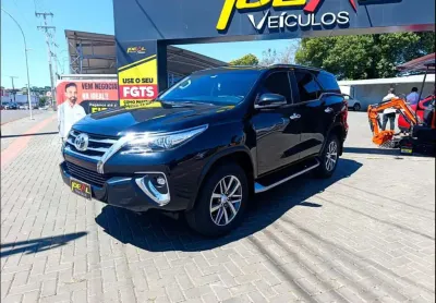 Toyota Hilux SW4 SRX - Preta - 2018/2019
