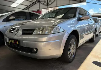 Renault megane sedan 2.0 dynamique - prata - 2010/2011