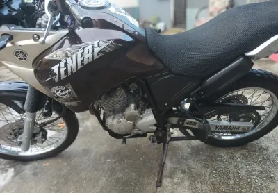 Moto de garagem, pouco uso, super conservada..