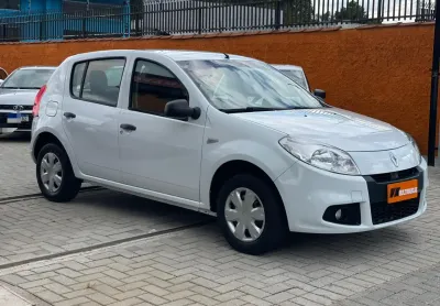 Renault sandero 2012 branco em ótimo estado confortável!!