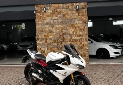 ️Vende-se triumph Daytona 675r  motor 3 cilindros  Chave original  Ano 2014 2pneus  70% moto revisad