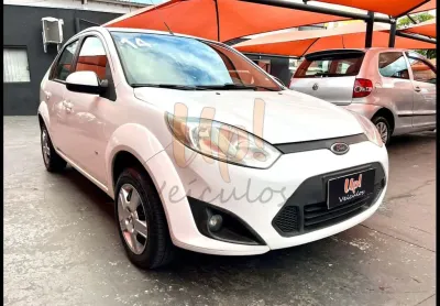 Ford fiesta sedan 1.6flex - branca - 2013/2014