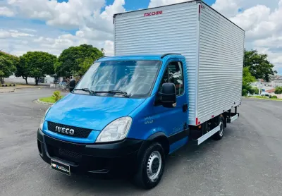 Iveco 30s13 baú 