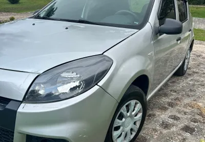 Vendo Sandero 2014 
Mecânica impecável, pneus novos 
Não atendo revendas