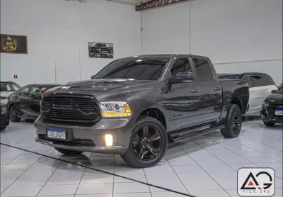 RAM CLASSIC 5.7 V8 Laramie Night Edition CD 4X4 - 2022/2022