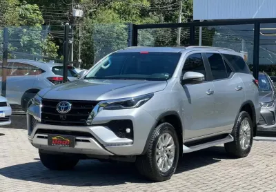 Toyota hilux sw4 2.8 srx 4x4 7 lugares 2024