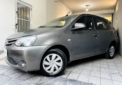 Toyota etios 2017 automático hatch kilometragem baixa revisado 