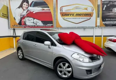 Nissan tiida hatch sl 1.8 16v-mt 4p 2013