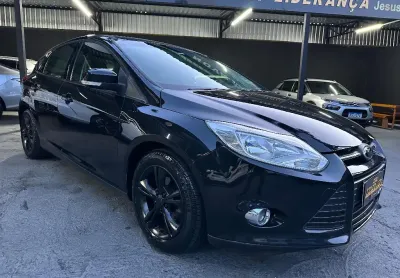 Ford focus se 1.6 flex aut 2015 - periciado - 4 pneus novos