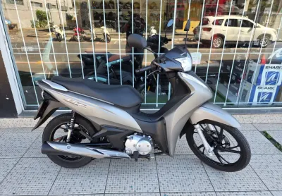 Honda biz 125i 2023, apenas 7.000km, aceito troca, cartão e financio