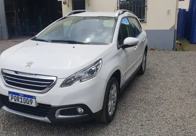 Carro recém revisado, pneus traseiros novos e dianteiros com um ano