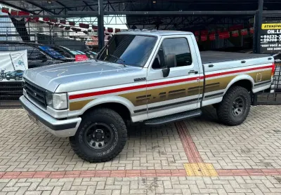 Caminhonete 100% revisada e reformada.