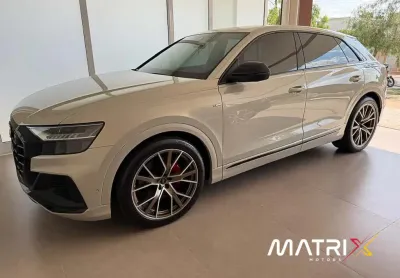 Audi q8 perf.black 3.0 tfsi quat. s-tr/(híb.)