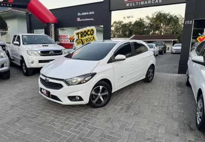 Chevrolet onix hatch ltz 1.4 8v flexpower 5p aut.  - branca - 2016/2017