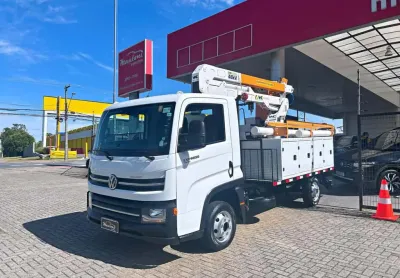 Volkswagen delivery express com cesto aéreo isolado