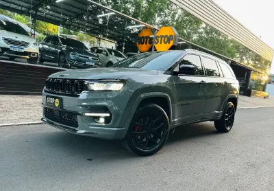 Um suv 7 lugares que te entrega conforto, performance e kuito espaço .