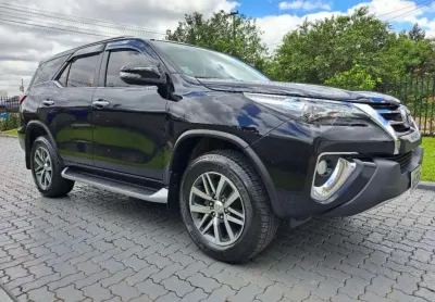 Toyota HILUX SW4 2.8 SRX 4X4 7 LUGARES 16V TURBO INTERCOOLER DIESEL 4P AUTOMÁTICO