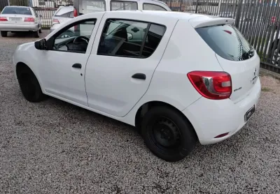 Sandero completo com ar cond., direção, vidros elétricos.