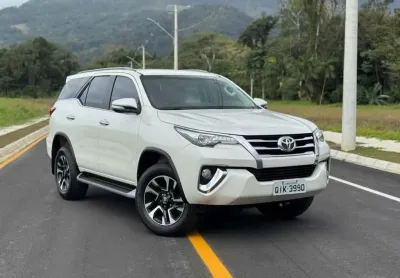 Toyota hilux sw4 srx 4x4 2.8 tdi 16v dies. aut.  - branca - 2017/2017