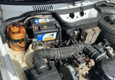 Veículo ótimo estado apenas com uma batida na lateral ótima pra trabalho