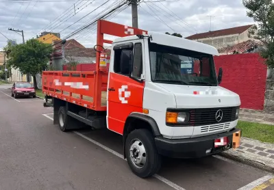 Caminhão mb 709 4x2 com plataforma elevatória pronto para entrega de gás