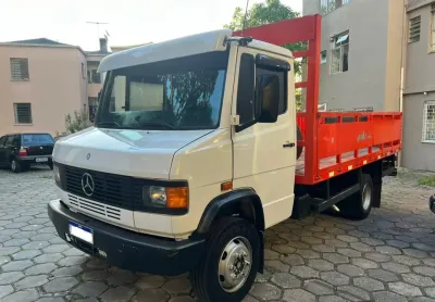 Caminhão mb 709 4x2 com plataforma elevatória pronto para entrega de gás