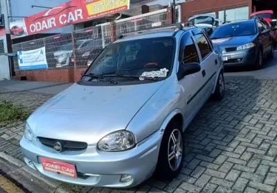Classic - básico: tem ar quente, câmera de ré, carro revisado 