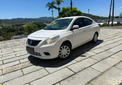 Nissan versa sv - branca - 2014/2014