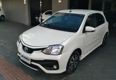 Toyota etios hatch platinum 1.5 automático flex 2016/2017 branco