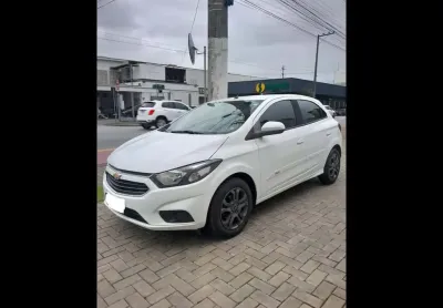 Chevrolet onix hatch lt 1.4 8v flexpower 5p mec.  - branca - 2017/2018