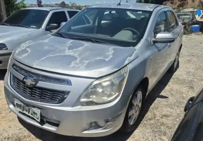 Um veículo marca gm, modelo cobalt 1.8 lt, cor preta 2013/2013