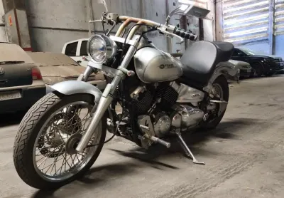 Yamaha Drag Star XVS 650, ano de fabricação/modelo 2006, prata, à gasolina