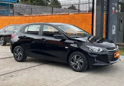 Chevrolet onix hatch lt 1.0 8v flexpower 5p mec.  - preta - 2023/2024