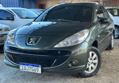 Peugeot 207 com motor 1.4 em ótimo estado!