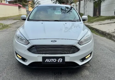 Câmbio automático de 6 marchas freios abs airbags frontais e laterais  ar condicionado dual zone con